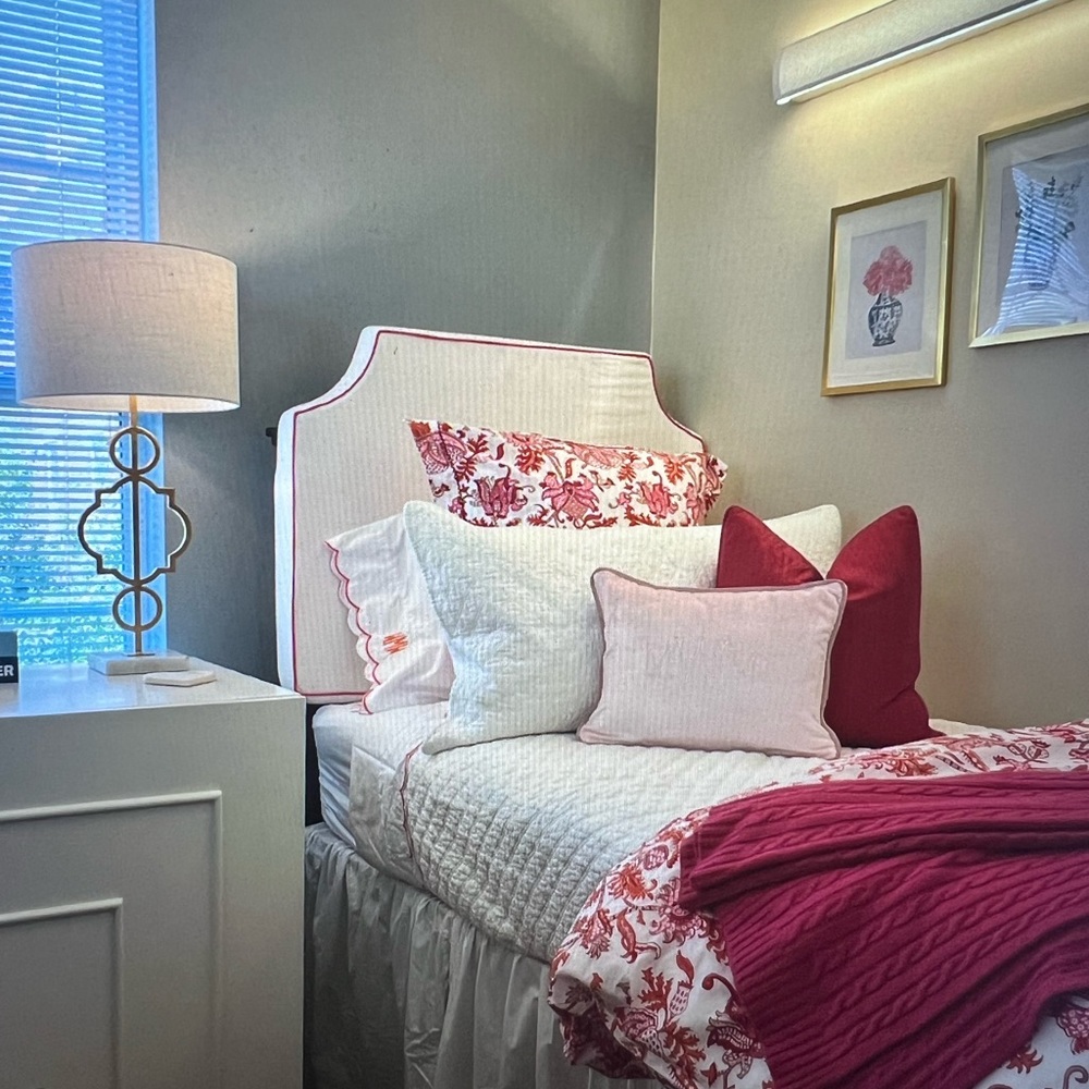 Roller Rabbit Twin size Amanda Duvet Cover. And 1 Decorative pillow.